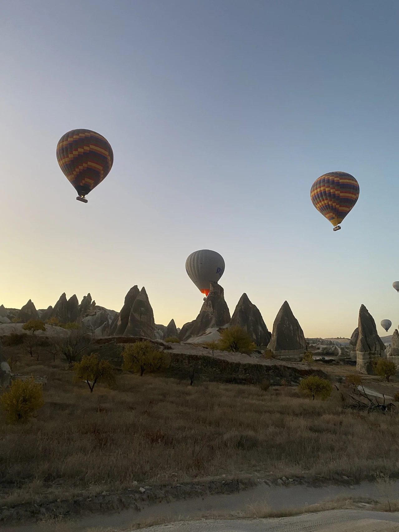 Шары над скалами у Göreme ранним утром