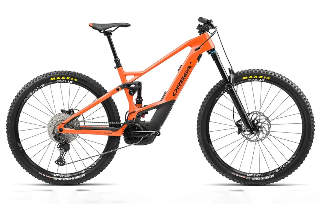 Оранжевый двухподвесный электровелосипед Orbea Wild, вид сбоку